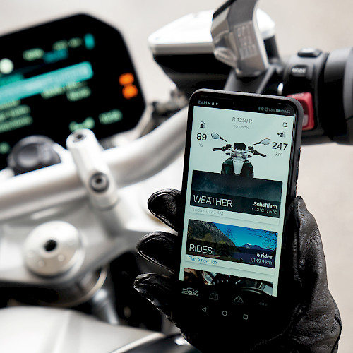 Motorradfahrer nutzt die BMW Motorrad Connected App