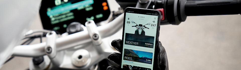 Motorradfahrer nutzt die BMW Motorrad Connected App