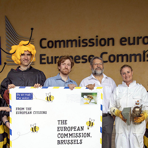 Europäische Bürgerinitiative "Bienen und Bauern retten" Foto vom Umweltinstitut München
