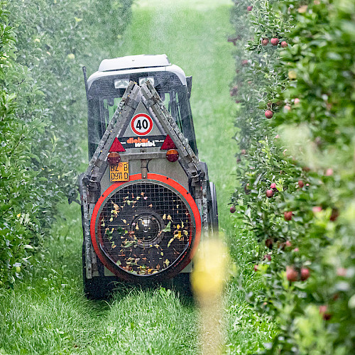 "Traktor im Vinschgau" Foto von Jörg Farys