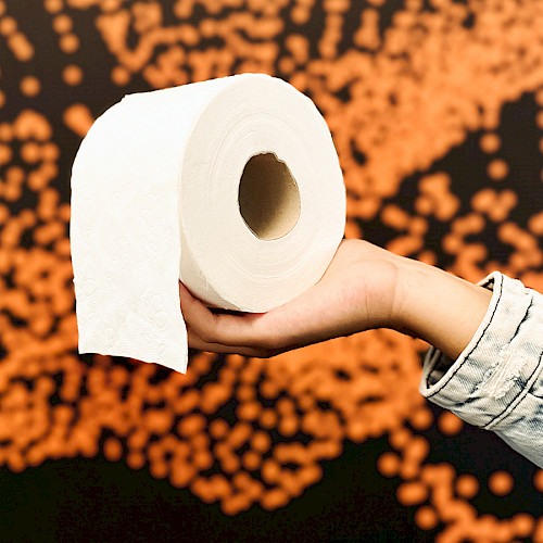TP in der Hand mit dunklen Hintergrund